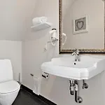 5 Bedroom Cozy In Fåborg