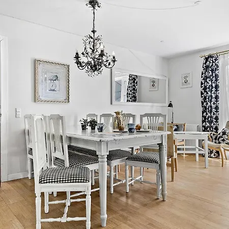 Semesterbostad 5 Bedroom Cozy In