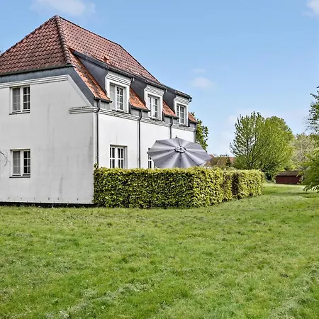 5 Bedroom Cozy In Prázdninový dům Fåborg